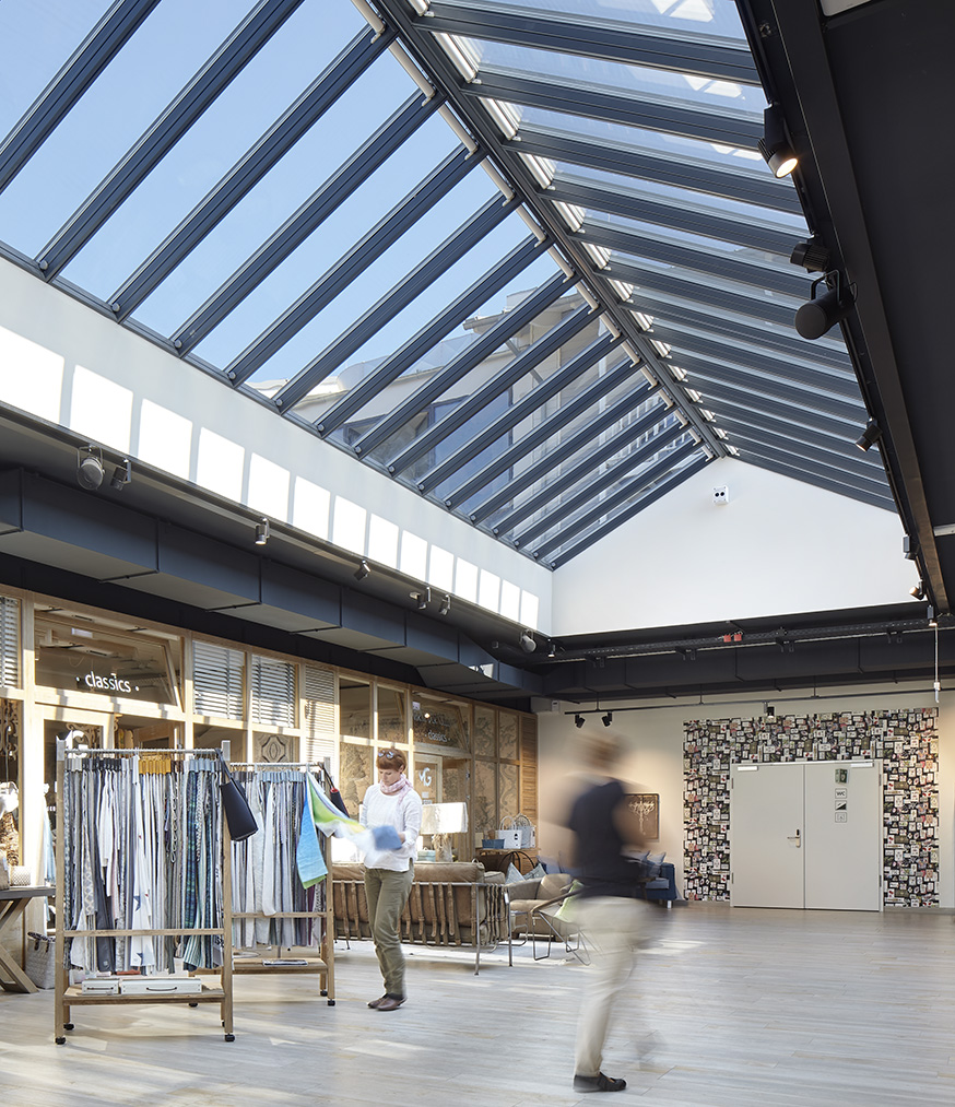 Mit dem Lister Markt entstand im nördlichsten Dorf der Insel Sylt eine komplett neue Mitte: ein Shoppingcenter mit einer Gesamtnutzungsfläche von etwa 11.700 qm. 
Belichtet mit einem Sattel-Lichtband - Modular-Skylite - der Firma Velux, welches für Licht und Offenheit in den darunterliegenden Bereichen sorgt.