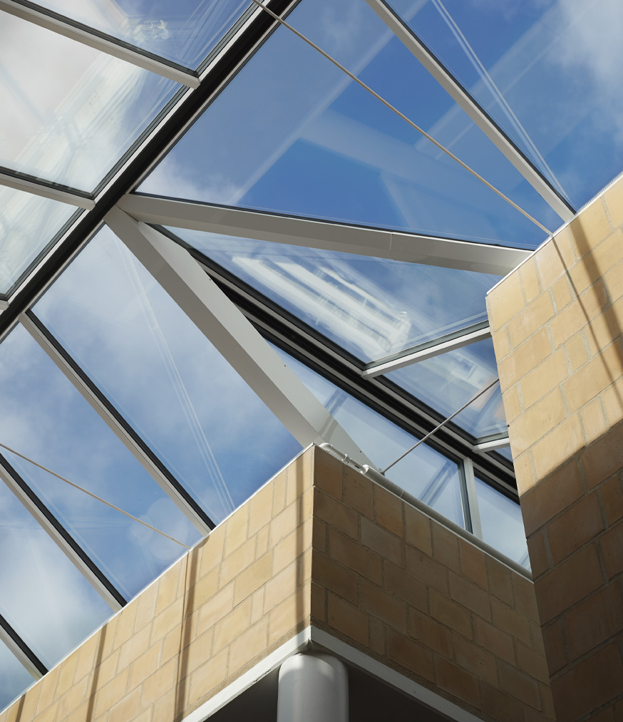 Mit dem Lister Markt entstand im nördlichsten Dorf der Insel Sylt eine komplett neue Mitte: ein Shoppingcenter mit einer Gesamtnutzungsfläche von etwa 11.700 qm. 
Belichtet mit einem Sattel-Lichtband - Modular-Skylite - der Firma Velux, welches für Licht und Offenheit in den darunterliegenden Bereichen sorgt.